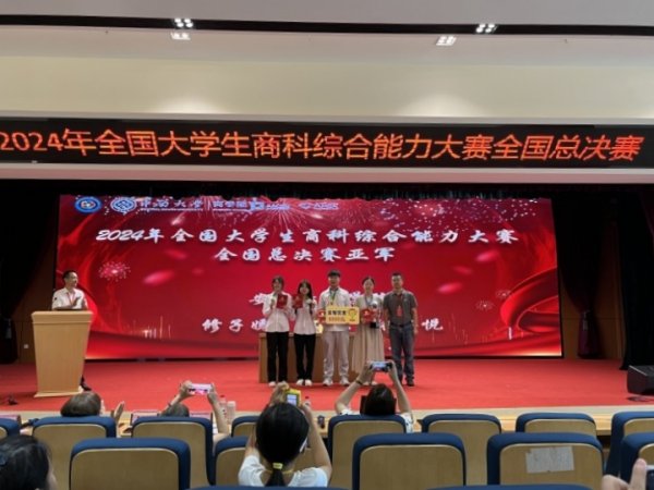 赖果和张安悦组成的团队在哈静副教授