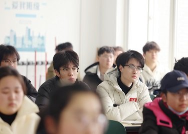 组织开展新学期首日教学检查